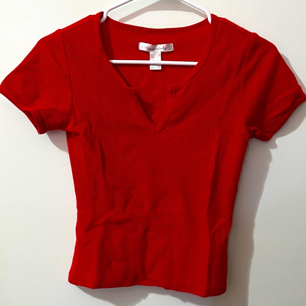 Red short sleeve top v cut